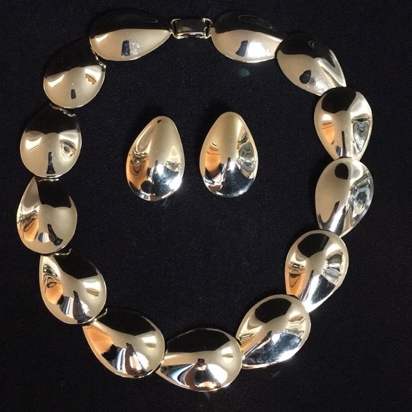 Gold tone Metal Teardrop Statement Necklace Set - Picture 1 of 7